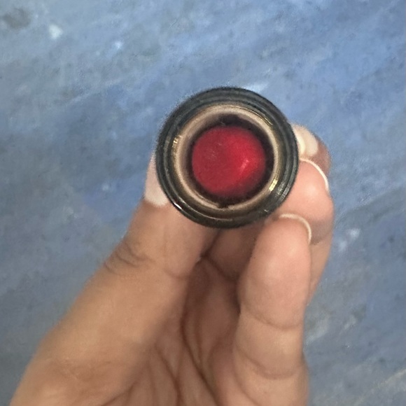 Brand new Revlon Lipstick in the shade Love that red number 725 - Picture 2 of 3